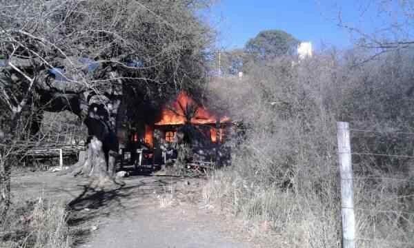 Así quedó la casa del hombre en Capilla del Monte luego de que los atacantes la incendiaran. (Foto: Canal 11 La Cumbre / Archivo)