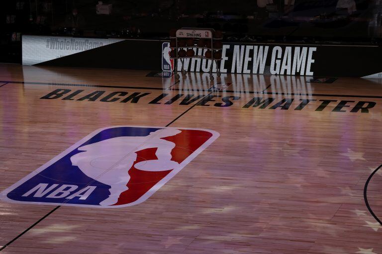 Homenaje en la NBA a estadio vacío. (REUTERS)