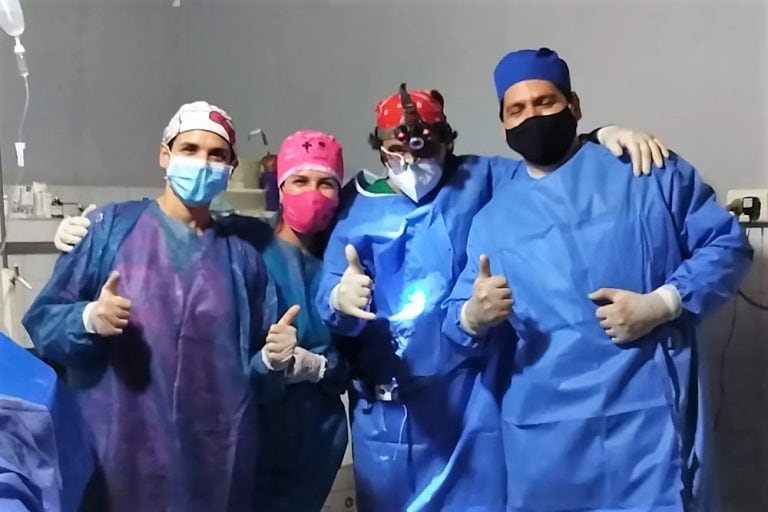 El equipo de veterinarios encargados de operar a "Roque". (Fotos Gentileza)