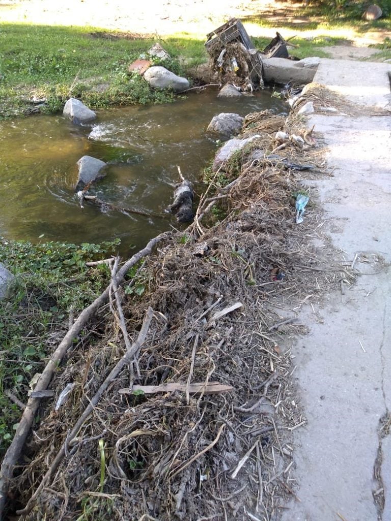 Basura en el arroyo Chicamtoltina de Alta Gracia