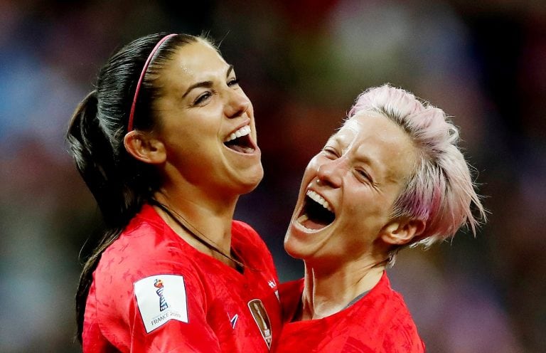 Alex Morgan y Megan Rapinoe. (REUTERS/Christian Hartmann)