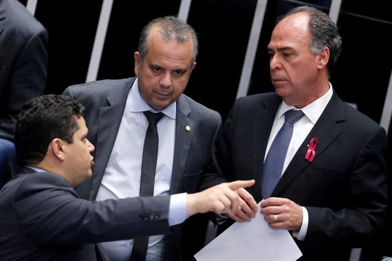 El presidente del Senado de Brasil, Davi Alcolumbre, habla con el secretario de Seguridad Social de Brasil, Rogerio Marinho, y el senador Fernando Bezerra durante una sesión para votar sobre el proyecto de reforma de pensiones en el Senado Federal en Brasilia, Brasil, el 1 de octubre de 2019. Crédito: REUTERS / Adriano Machado.