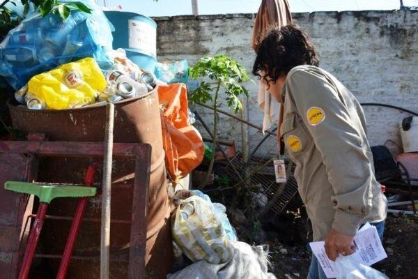 Empleado público buscando criaderos de larvas de mosquito (www.ip.gov.py)