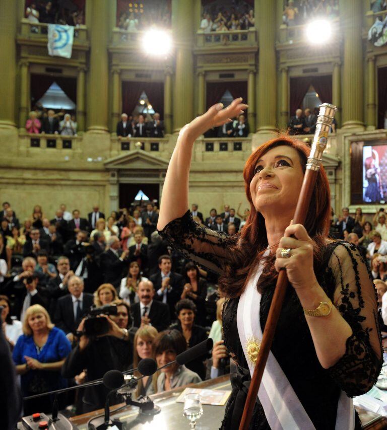 BUENOS AIRES (ARGENTINA), 10/12/2011. La presidenta argentina, Cristina Fernández, saluda hoy, sábado 10 de diciembre de 2011, en el Congreso Nacional Argentino en Buenos Aires luego de recibir el bastón de mando para iniciar su segundo mandato presidencial. EFE/Presidencia/SOLO USO EDITORIAL
 buenos aires cristina fernandez asuncion segundo periodo presidencial presidenta saluda en el congreso nacional ceremonia asuncion presidenta argentina