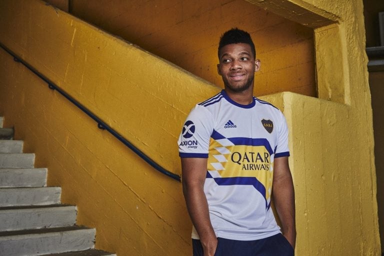 Fabra y el modelo alternativo de la nueva camiseta de Boca.