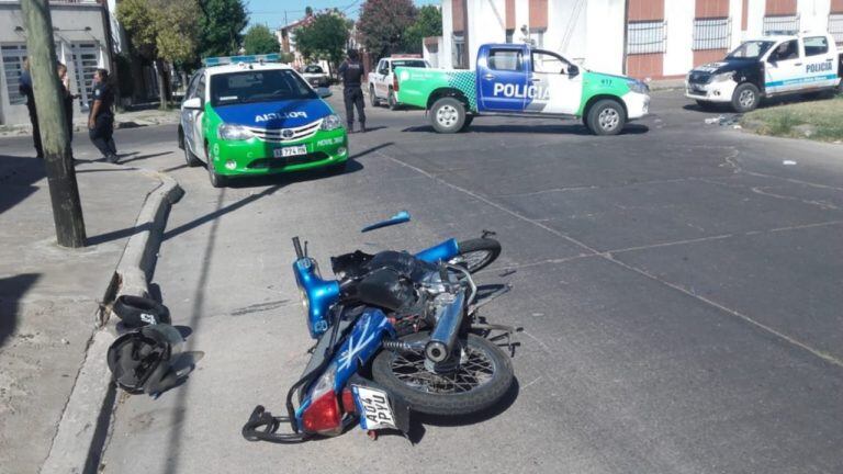 Accidente de tránsito en Villa Mitre, entre una motocicleta y un automóvil