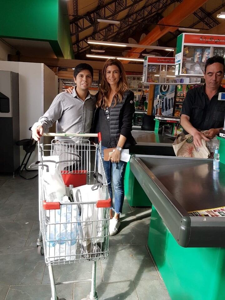 Juliana Awada se fotografió con vecinos de Villa La Angostura cuando fue con el presidente Mauricio Macri a un supermercado local.