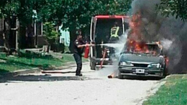 Vecinos de Paraná quemaron el auto del hombre acusado de matar a golpes a su hija