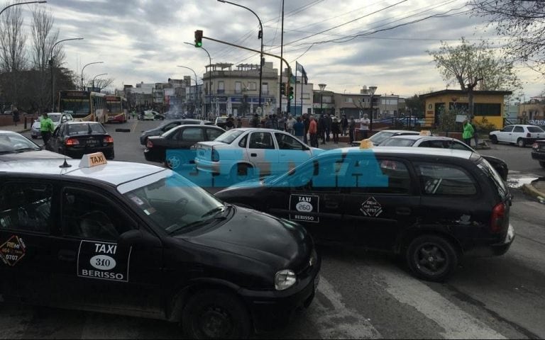 Taxistas durante la protesta de este jueves (El Día).