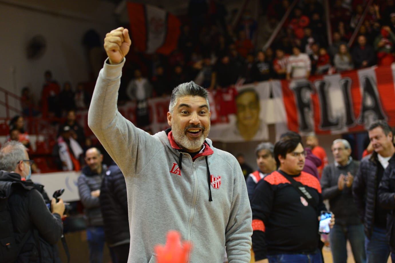 La celebración del título de Instituto en LNB fue en el Sandrín, junto a sus hinchas. (Javier Ferreyra / La Voz).