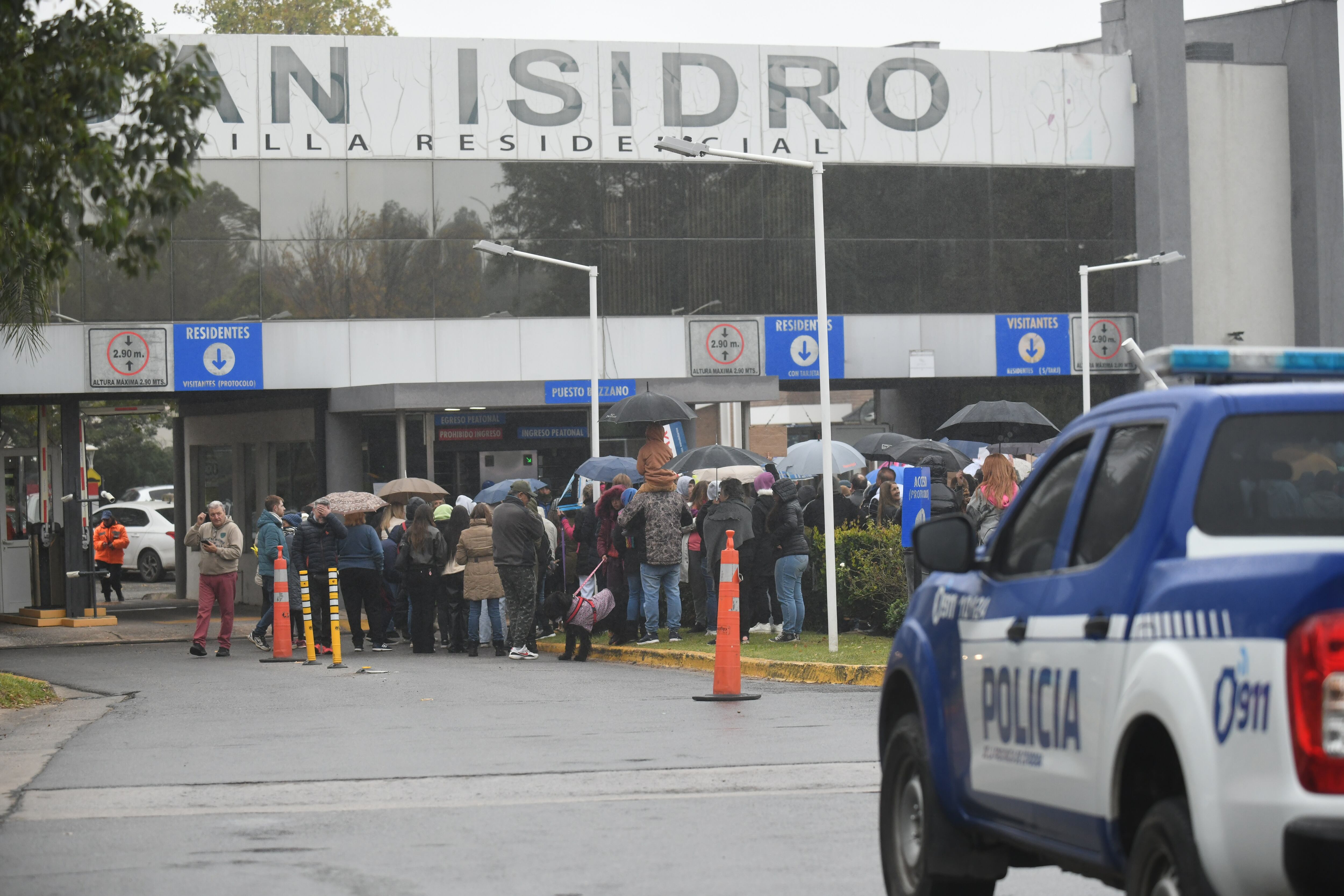 Protesta en el ingreso al country San Isidro de Villa Allende por maltrato animal.