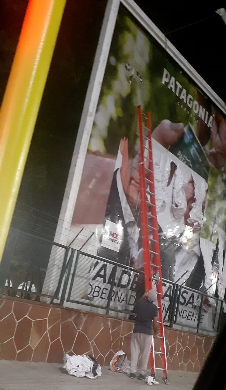 La gigantografía fue ubicada en el predio del Hospital e Campaña dedicado a la atención de pacientes Covid-19.