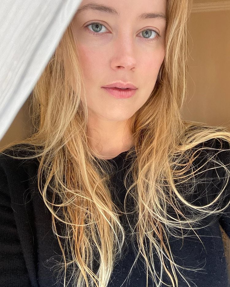 Amber Heard sin maquillaje ni filtros.