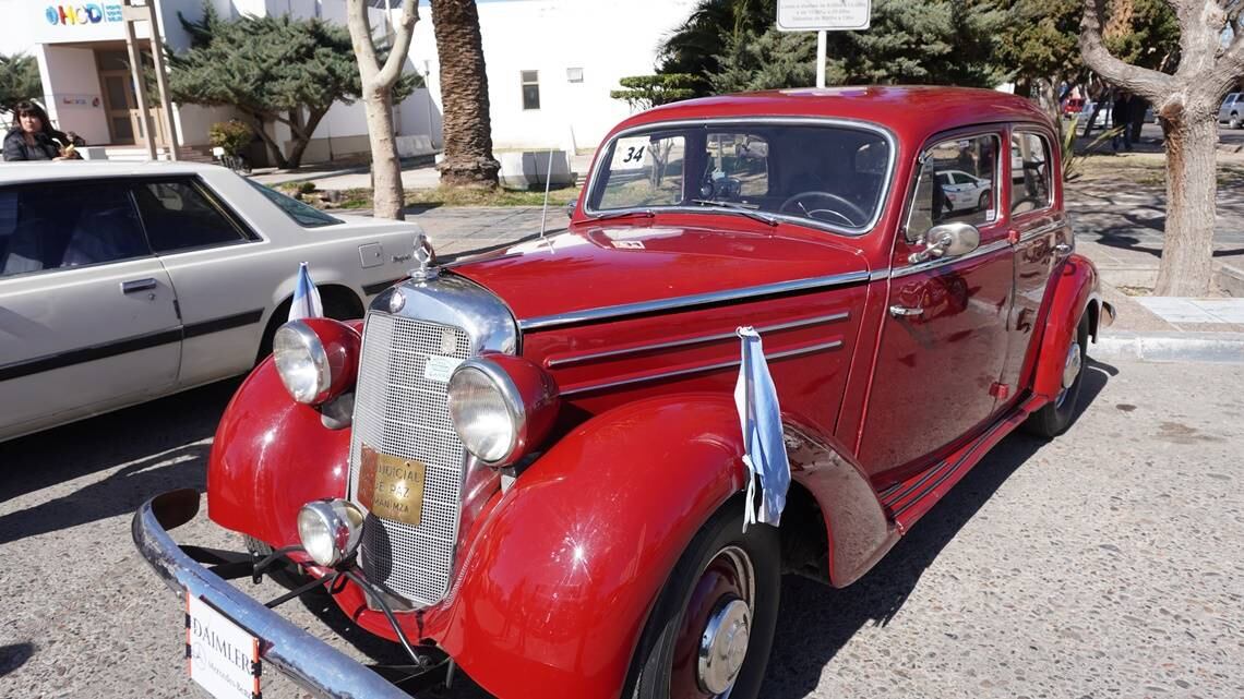 Los autos y motos antiguos son un atractivo para grandes y chicos en General Alvear.