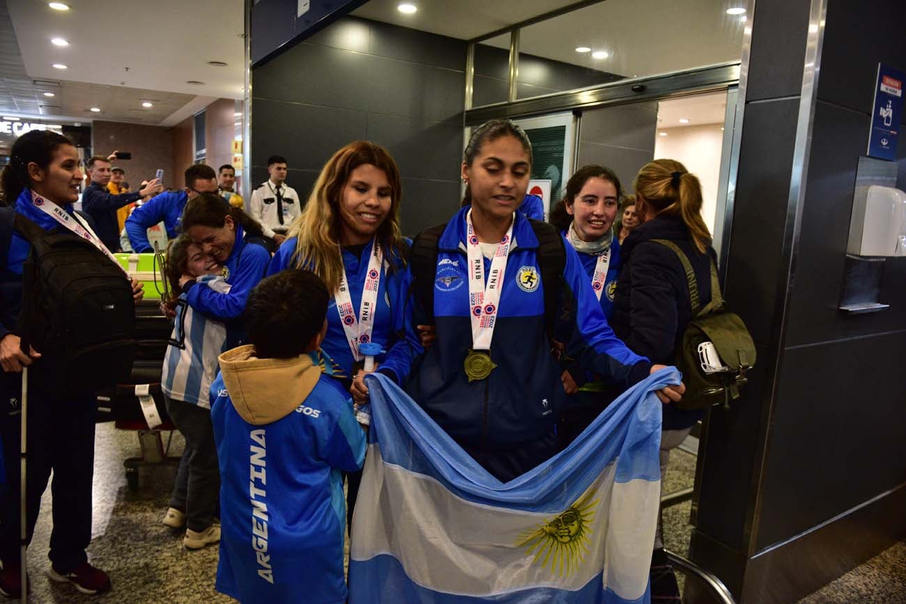 Llegan a Córdoba las Murciélagas campeonas del mundo en Inglaterra (José Hernandez / La Voz)