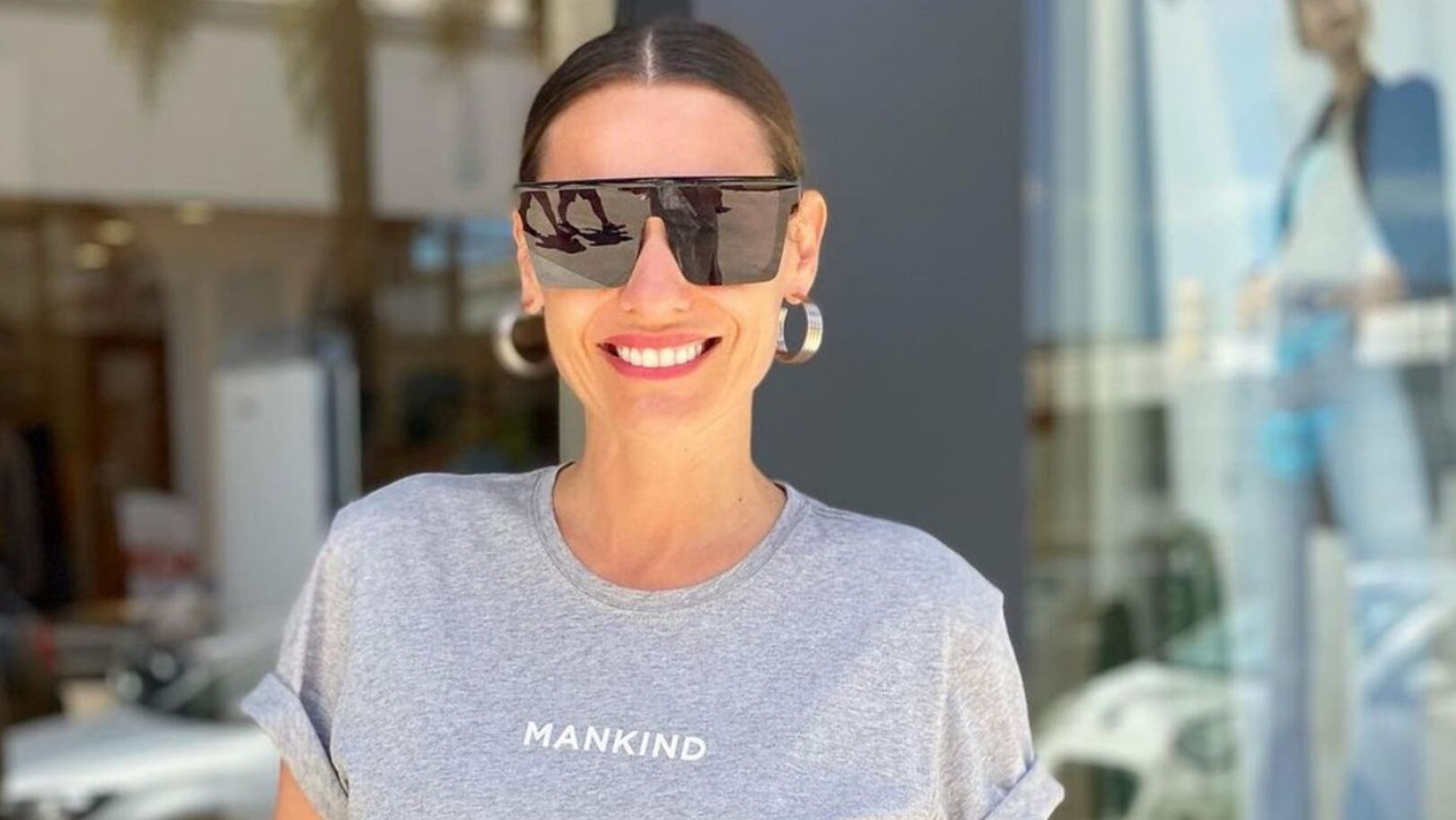 Pampita modelando los lentes de su marca.