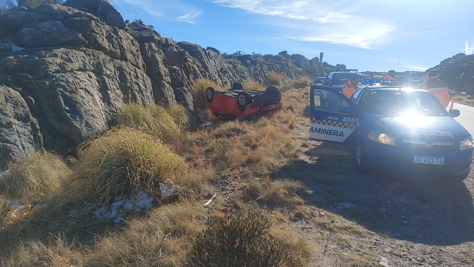 Al parecer el hombre habría perdido el control del vehículo, "mordió" la banquina y despistó.