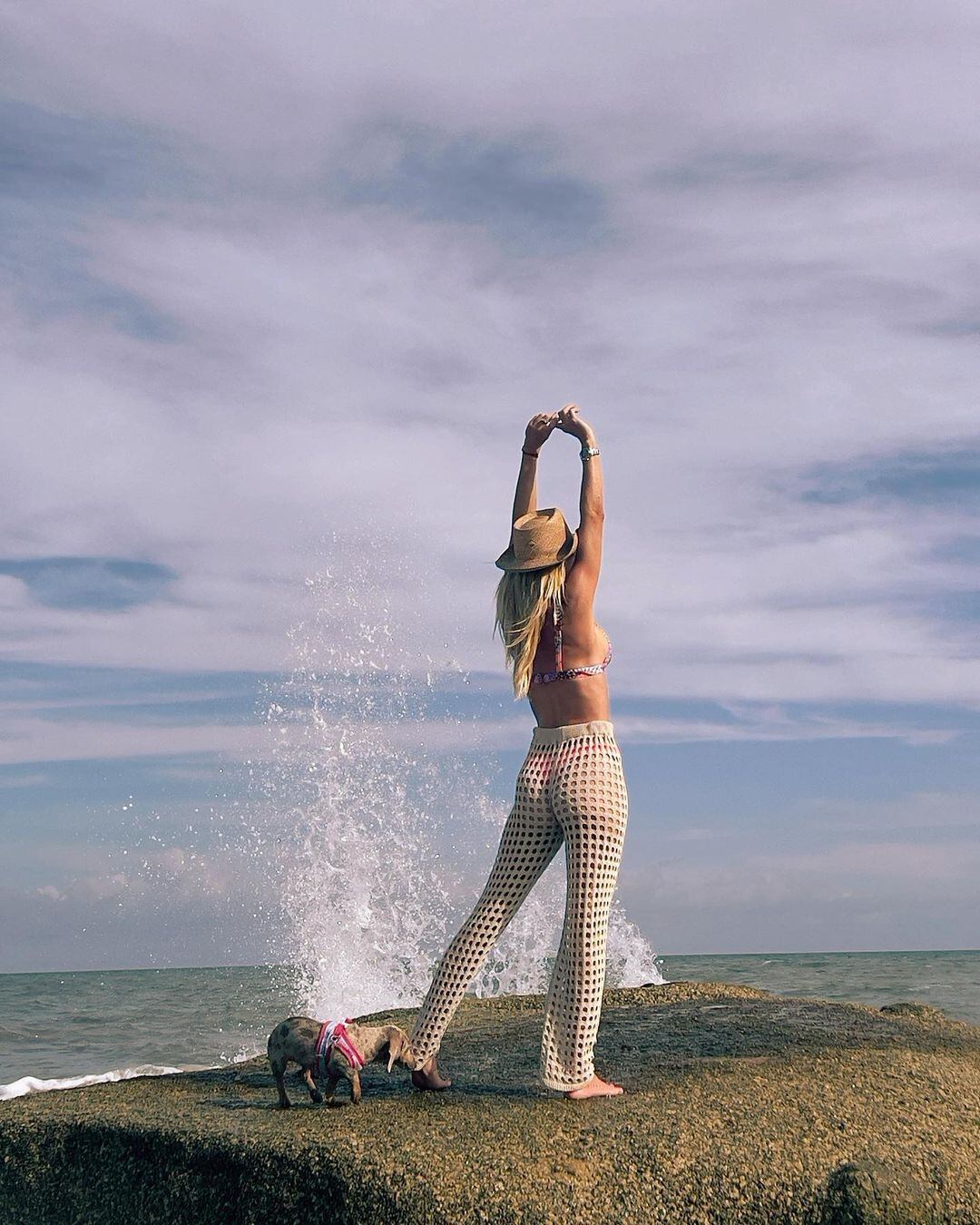 Nicole Neumann posando desde Punta del Este