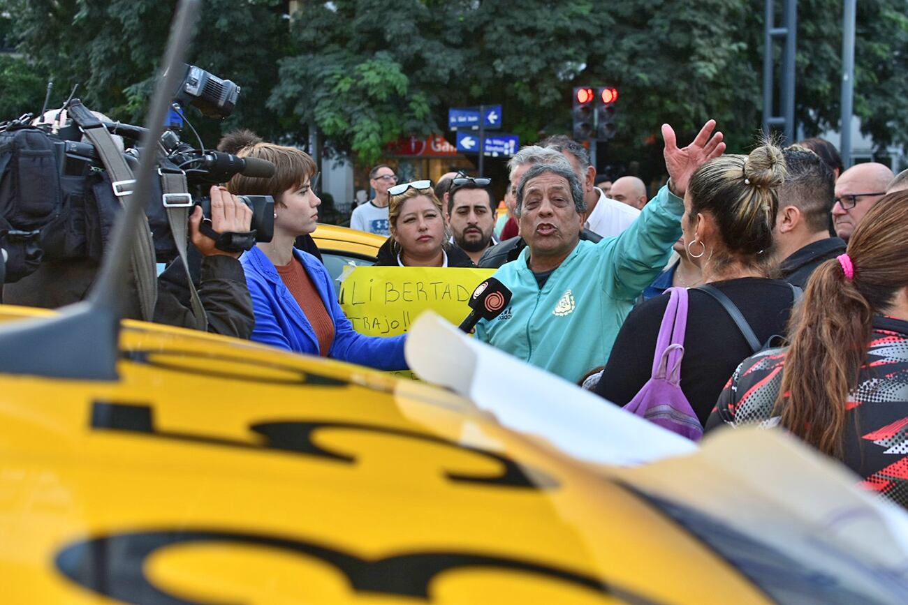 Tras el taxista baleado, los choferes marchan por mayores medidas de seguridad en el Patio Olmos. (Christian Luna/La Voz)