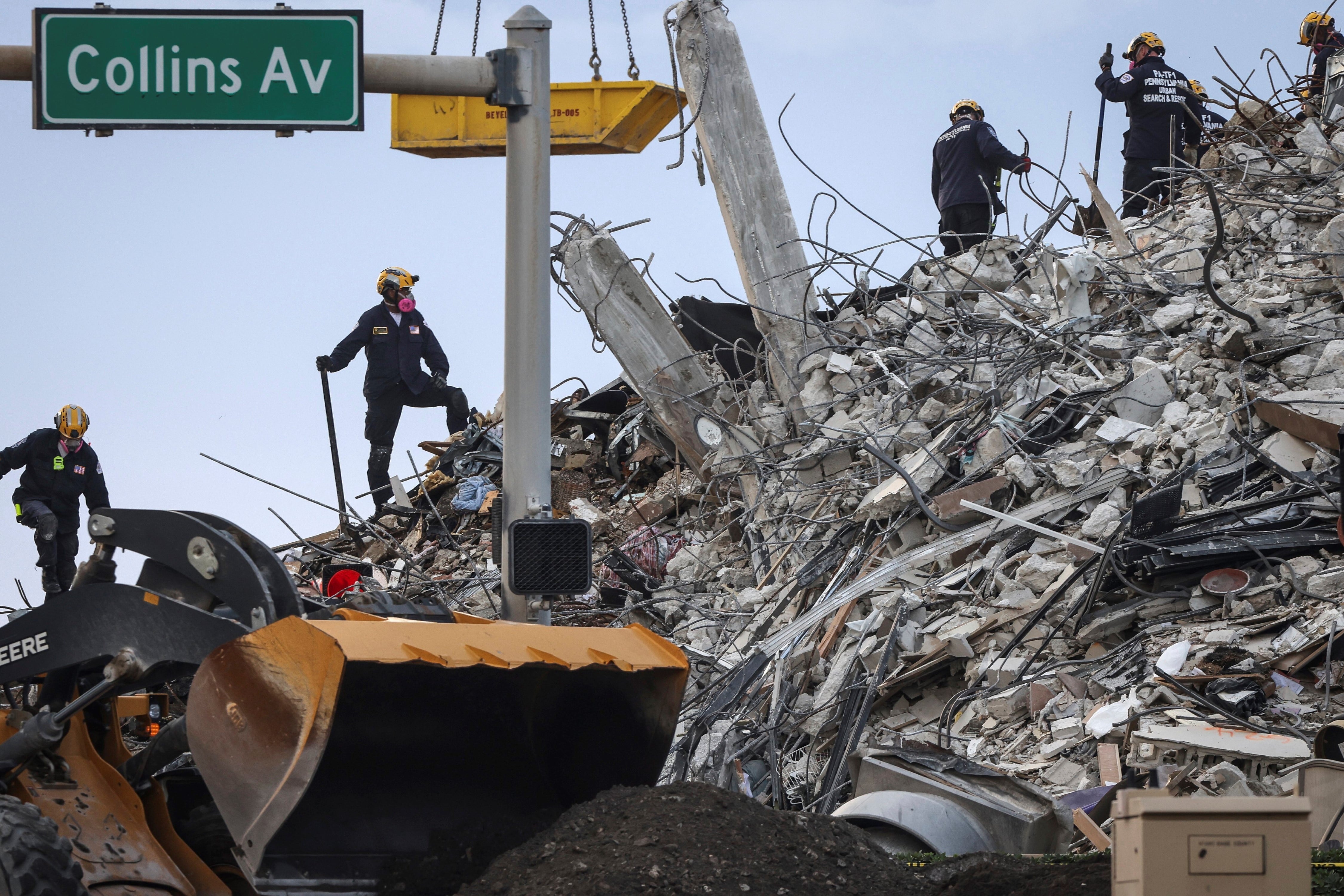 Rescatistas continúan buscando sobrevivientes tras el derrumbe del edificio Champlain Towers South en Surfside, Miami.