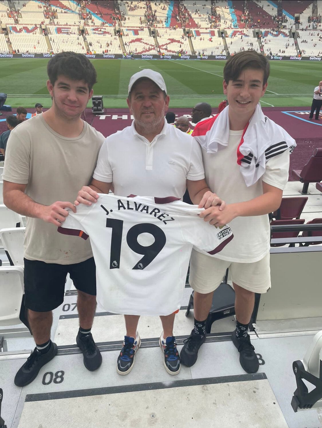 El cordobés divisó a tres argentinos en la tribuna y no dudó en acercarse.