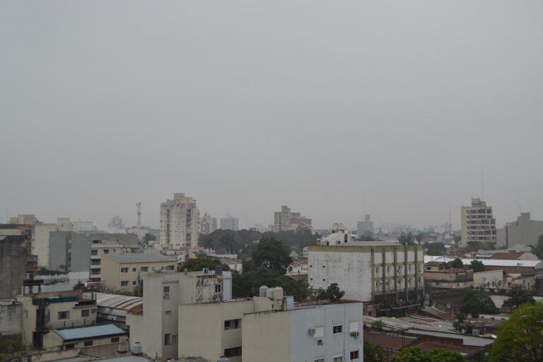 Cielo cubierto con neblina y probabilidad de lluvias en Corrientes