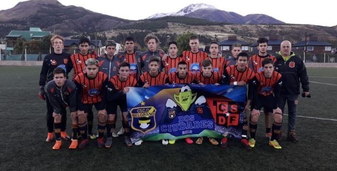 Plantel Sub 18 de Puerto Moreno en Esquel (Foto: Prensa Puerto Moreno).