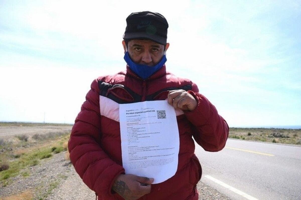 El hombre que camina de la Patagonia a su casa en Salta consiguió transporte hasta Córdoba