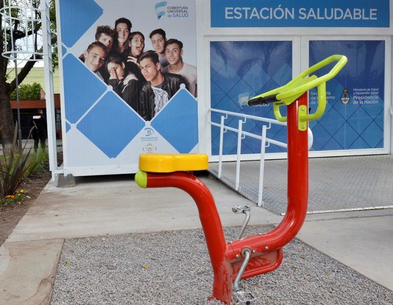 En las bicicletas fijas, la energía del ejercicio físico permite cargar la batería del teléfono celular