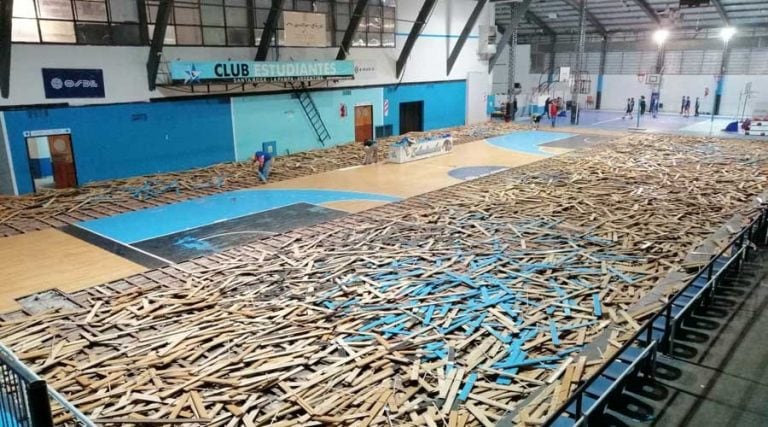 El piso del gimnasio está en plena renovación (Facebook)