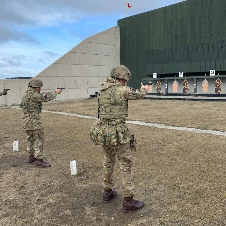 Compañía INKERMAN de los "Grenadiers Guards" en entrenamiento de tiro con pistola en polígono, Complejo Monte Agradable - Islas Malvinas.