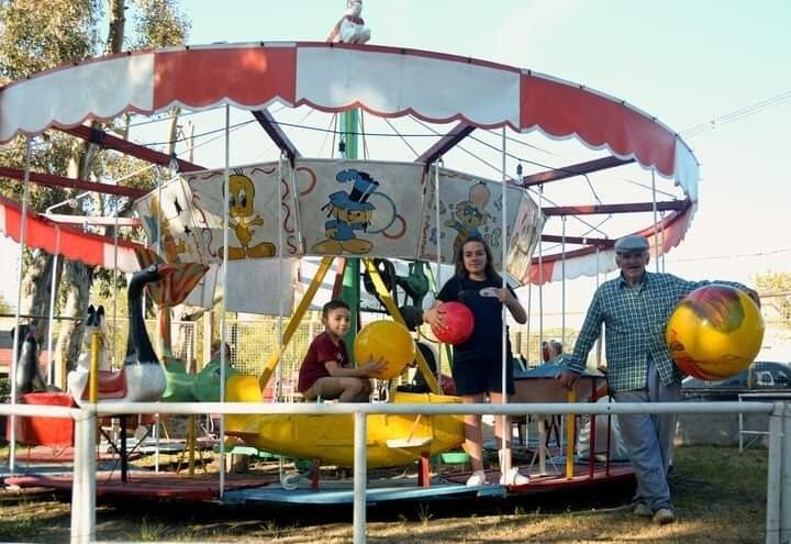 Tiene 79 años, es dueño de un parque de niños y solicita ayuda para realizar un protocolo de salud para su trabajo