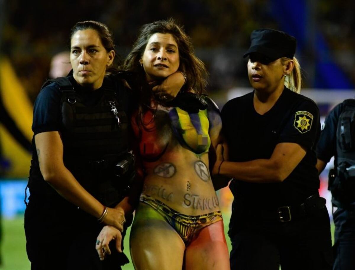 Central deberá pagar 360 mil pesos por el ingreso de una joven semidesnuda a la cancha