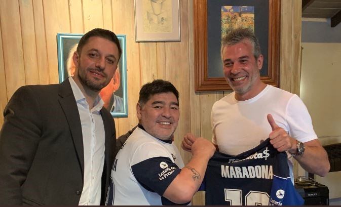 Diego Maradona con la camiseta de Gimnasia.