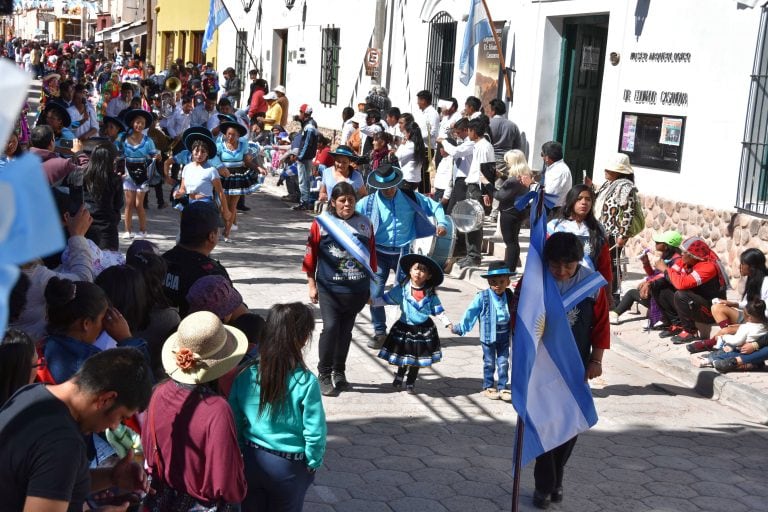 Delegaciones representativas de instituciones educativas, artísticas y de otras entidades civiles, hicieron su paso ante el palco oficial.