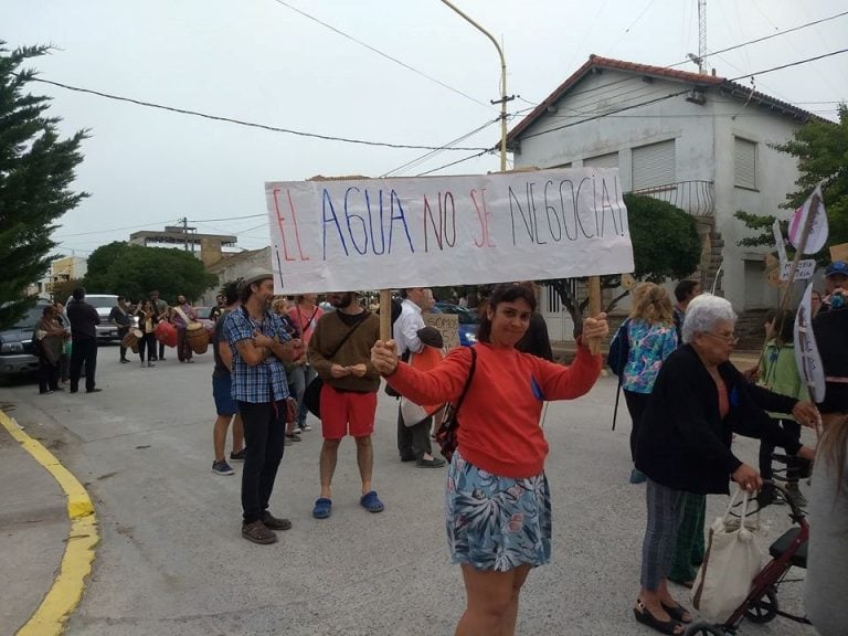 Manifestación en Claromecó en apoyo al reclamo mendocino por el agua (foto/facebook/RCC)