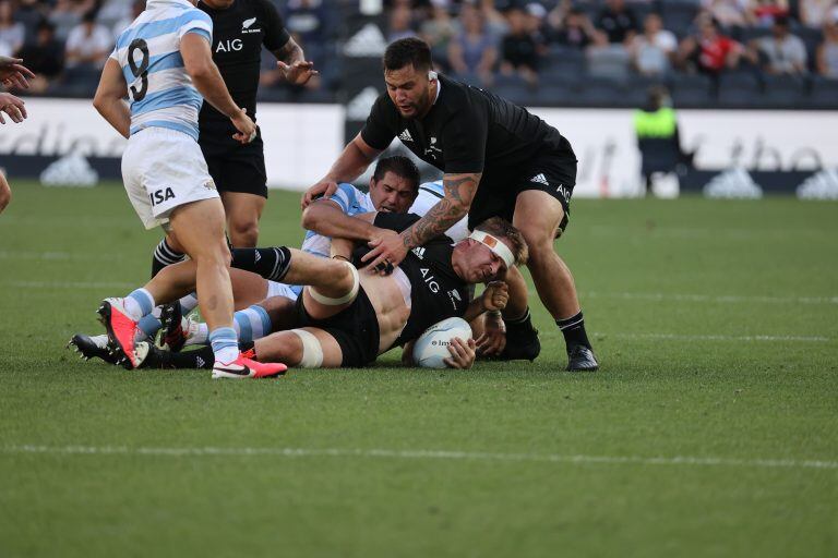 Francisco Gomez taclea a Sam Cane en el partido histórico para Los Pumas. (Foto: David Gray / AFP)