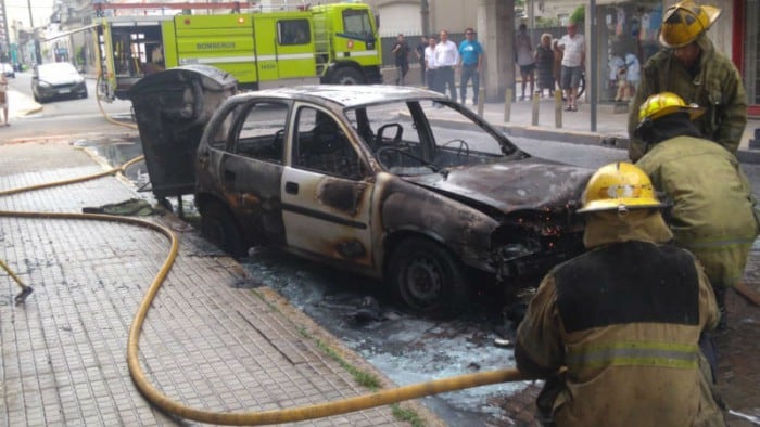 Así quedó el vehículo tras el accionar de bomberos. (El Informante)