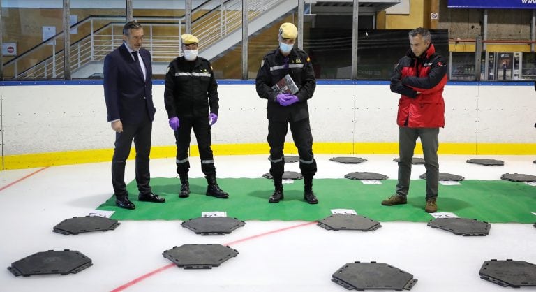 La Comunidad de Madrid ha puesto este sábado a disposición de las autoridades sanitarias el Palacio de Hielo de Majadahonda, el tercer recinto de estas características habilitado en la región para acoger a fallecidos por el coronavirus desde el comienzo de esta crisis sanitaria. (Foto: EFE/D.SINOVA/COMUNIDAD DE MADRID)