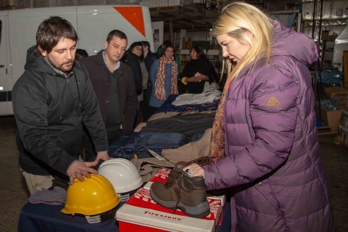 La gobernadora de Tierra del Fuego haciendo entrega