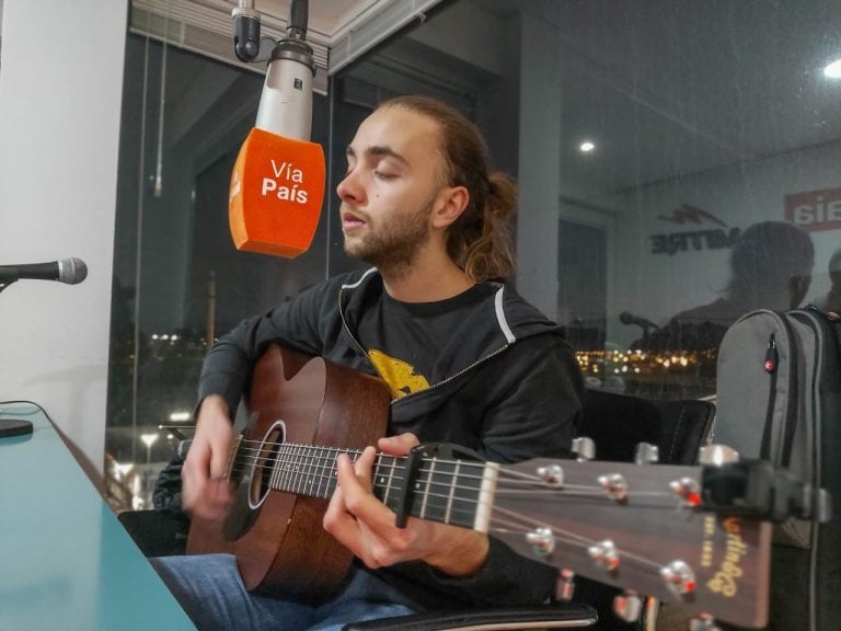 Pedro Mac interpretando un tema de su autoría