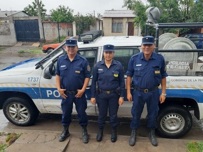 Los héroes de azul. (Twitter Policía de Salta)