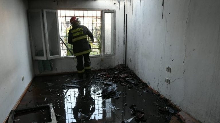 Imágenes de la casa en ruinas tras el incendio.