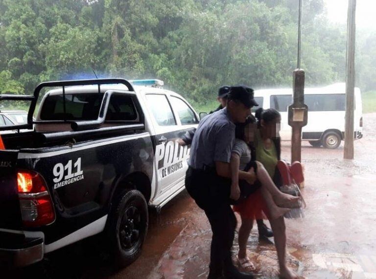 Heroico rescate de cinco hermanitos durante un temporal en Misiones. (Foto: Policía de Misiones)