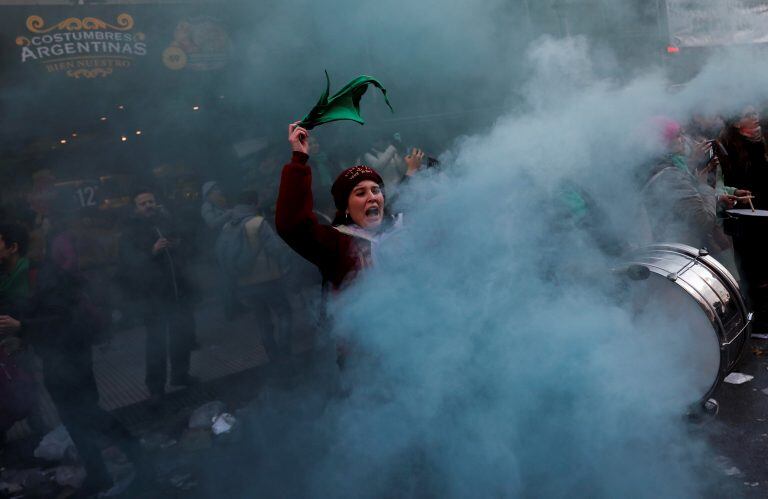 Miles de personas festejan la aprobación de la despenalización del aborto por parte de la Cámara de Diputados