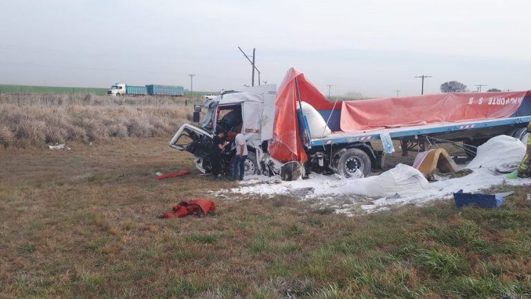 Impactante siniestro vial entre dos camiones en la ruta 33 (La Tribuna del Sur)