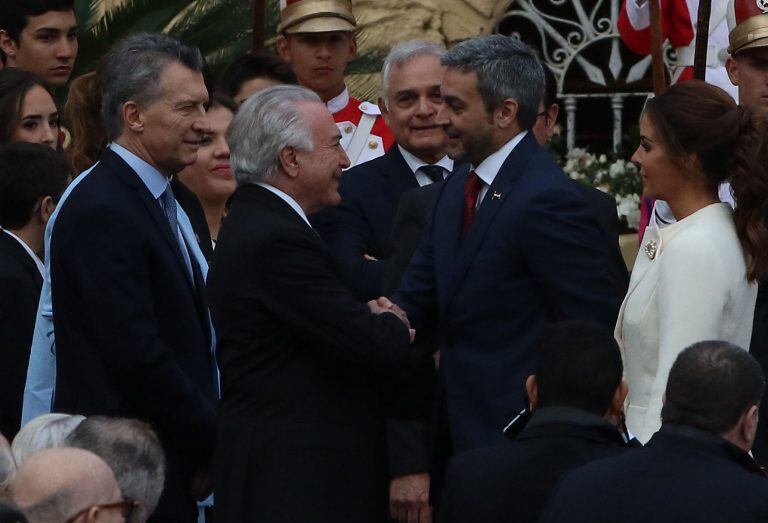 El presidente electo de Paraguay, Mario Abdo Benítez, saluda al presidente de Brasil, Michel Temer.