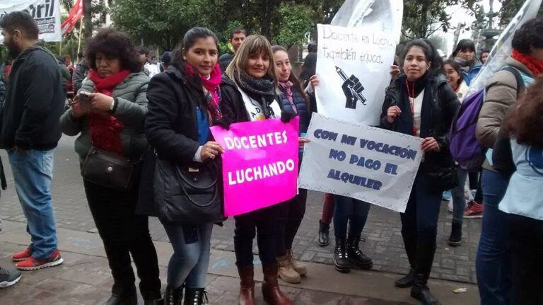 Docentes marcharon a Casa de Gobierno