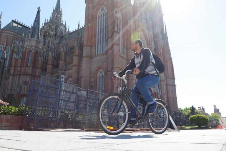 Trabajo de vallado en la Catedral de La Plata (web).