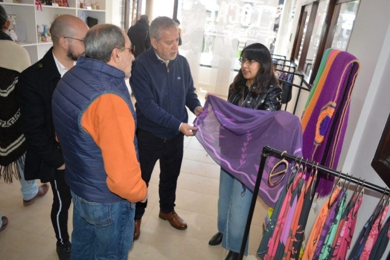 El ministro de Desarrollo Económico y Producción, Juan Carlos Abud Robles; y el representante del CFI en Jujuy, Marcelo Abraham, dialogaron con los postulantes a participar en Puro Diseño 2019.